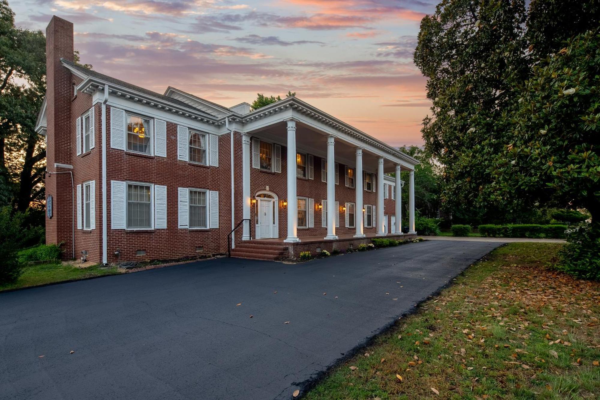 Beland Mansion-Blooming Garden Suite! Fort Smith Exterior foto